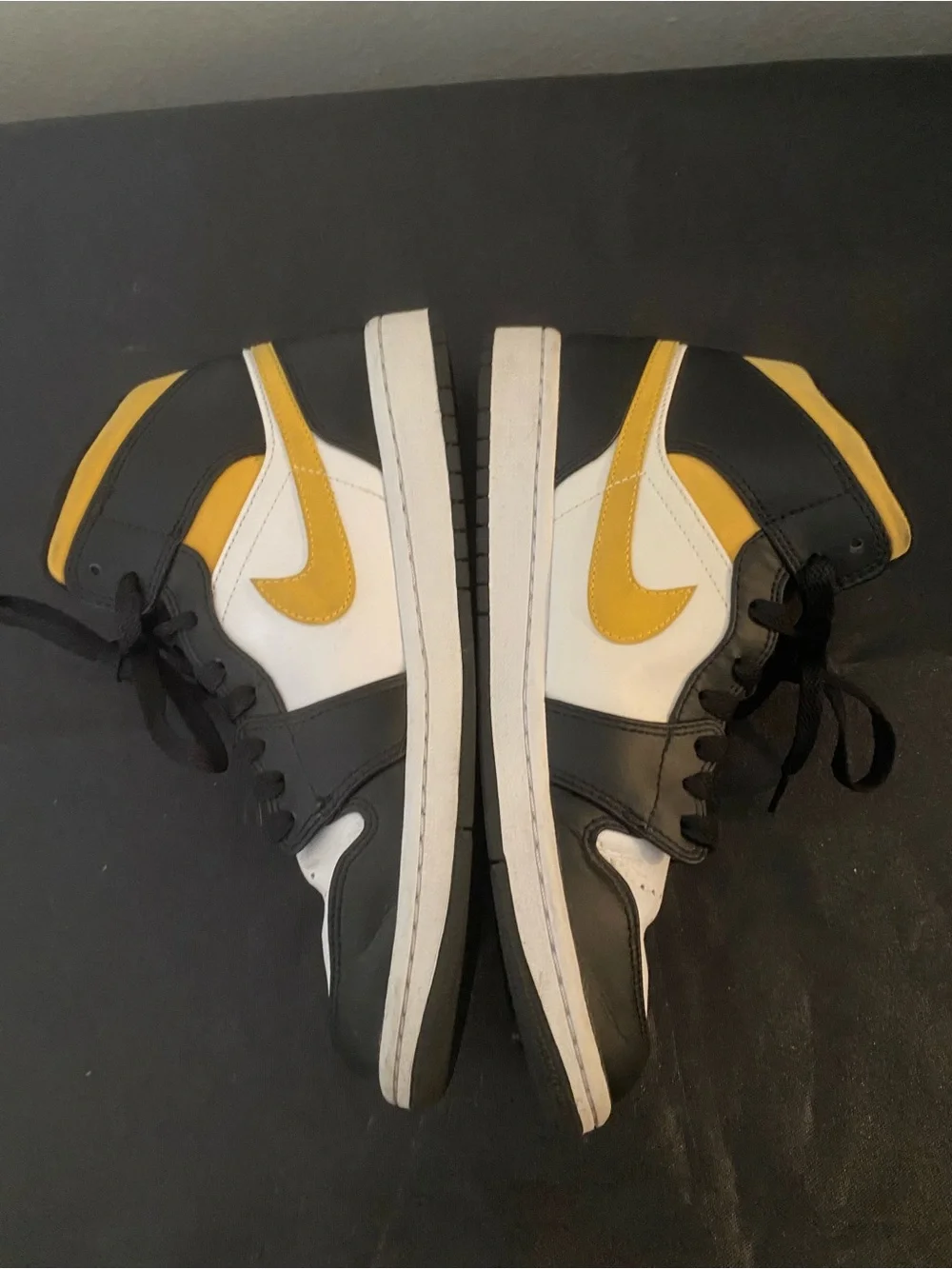 Air Jordan 1 Mid 'Black University'